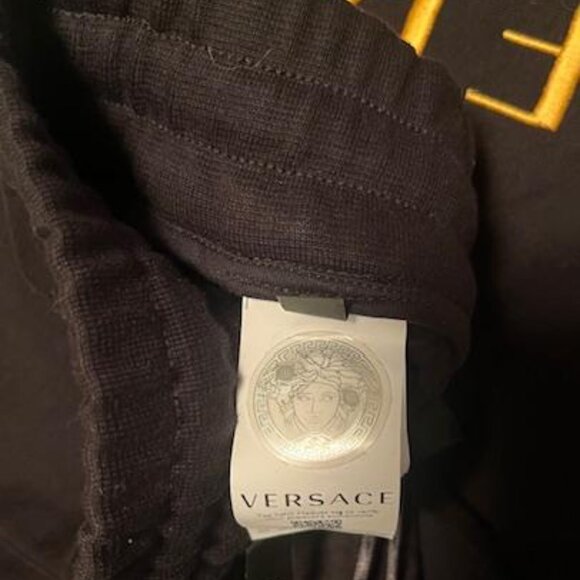 NWT Versace Fleece Black Sweatpants Shorts Embroidered Gold Logo Size L - Picture 4 of 5
